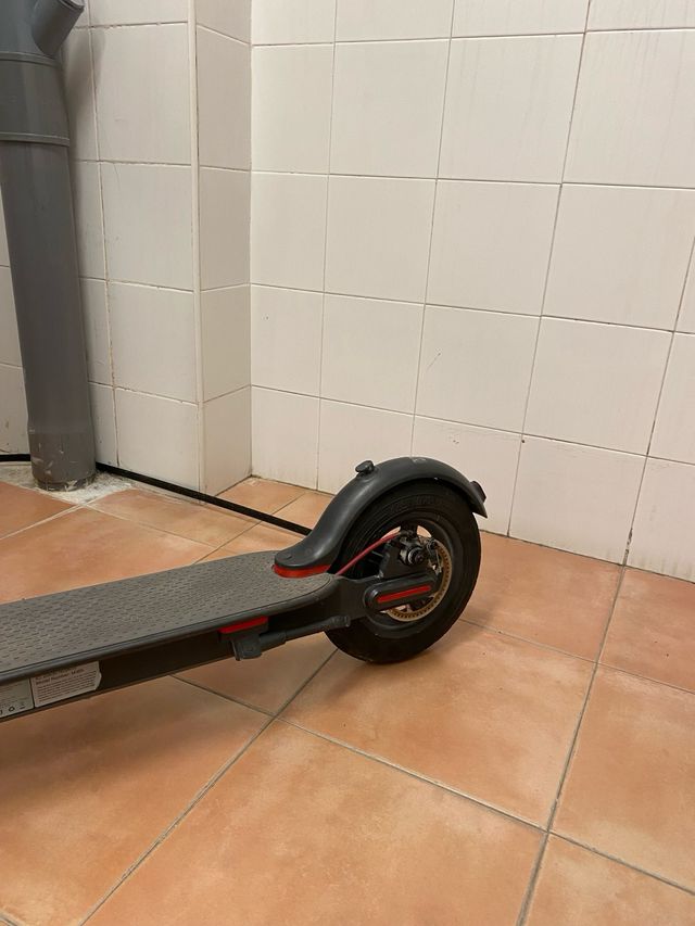 Patinete eléctrico Xiaomi con su cargador original