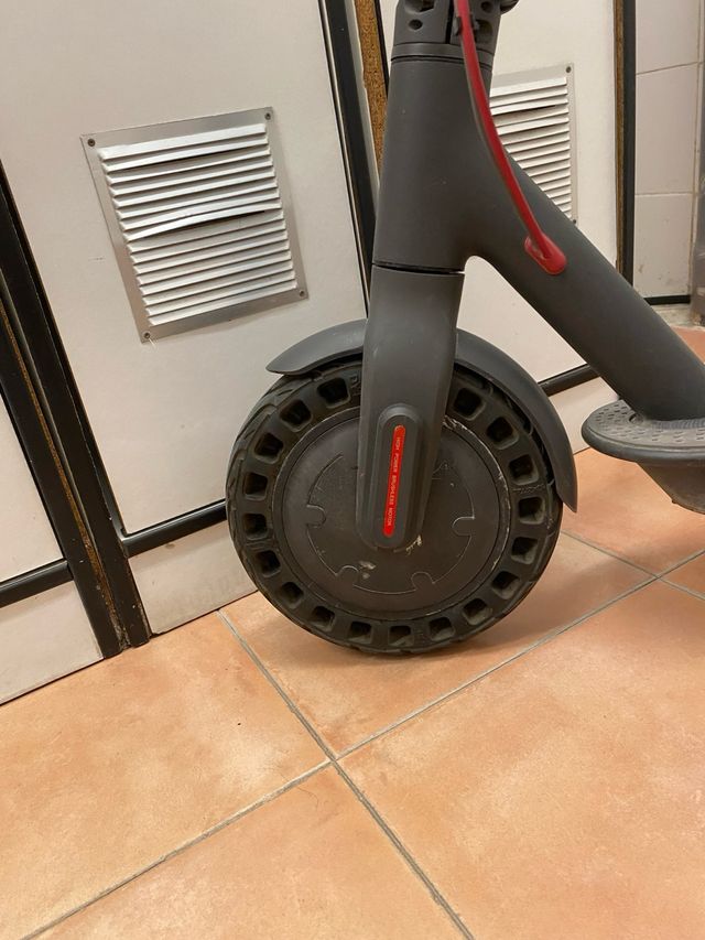 Patinete eléctrico Xiaomi con su cargador original