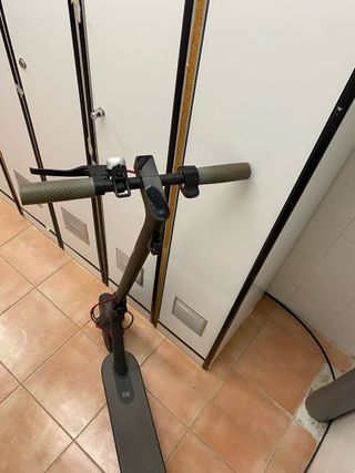Patinete eléctrico Xiaomi con su cargador original