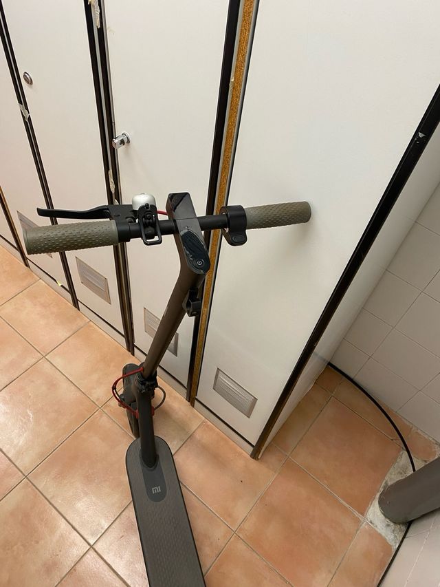 Patinete eléctrico Xiaomi con su cargador original