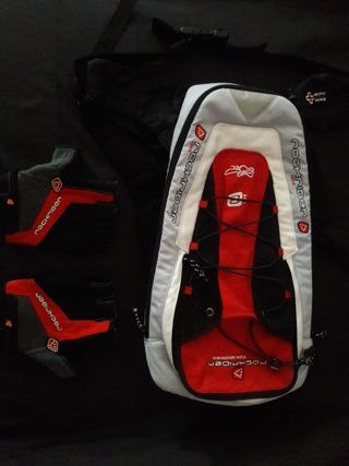 Mochila ciclista Rockrider y guantes