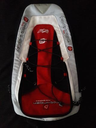 Mochila ciclista Rockrider y guantes