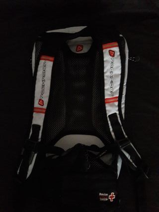 Mochila ciclista Rockrider y guantes