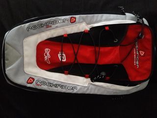 Mochila ciclista Rockrider y guantes