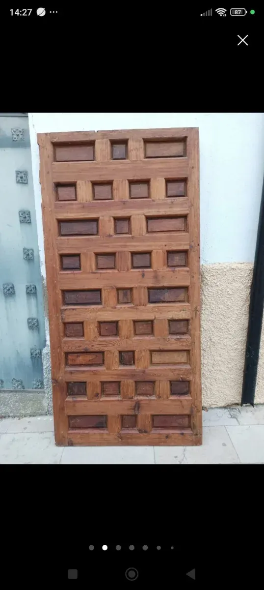 Puerta antigua de madera con paneles de nogal