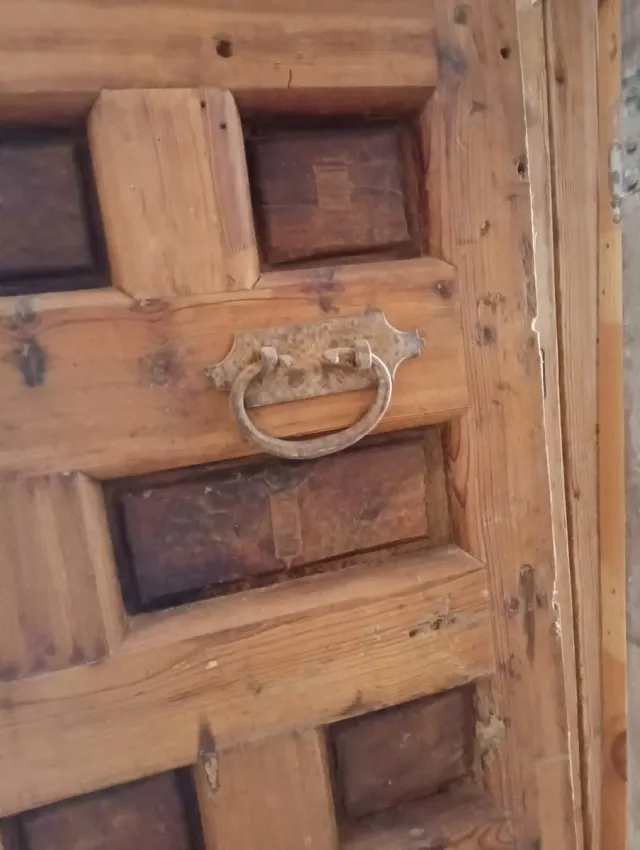 Puerta antigua de madera con paneles de nogal