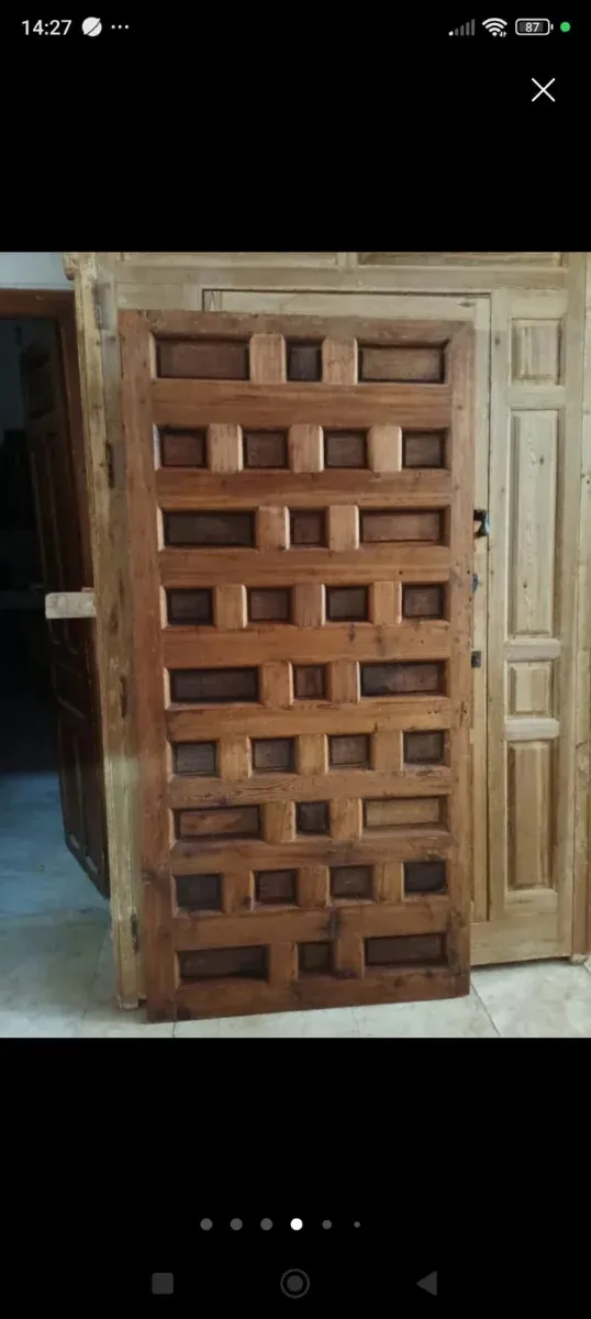 Puerta antigua de madera con paneles de nogal