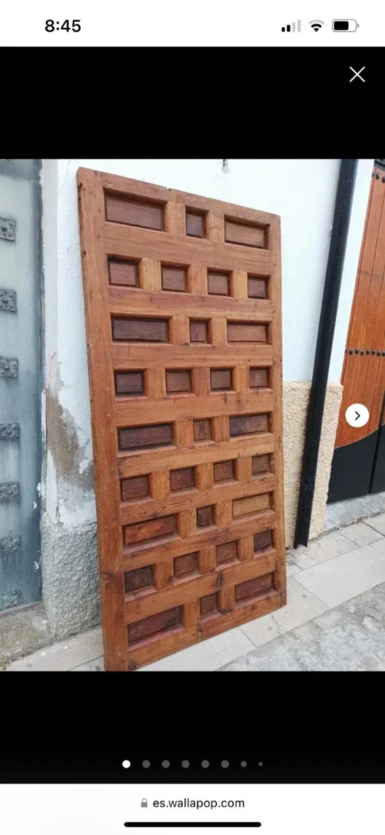 Puerta antigua de madera con paneles de nogal