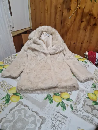 Chaquetón de pelo beige