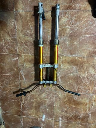 Horquillas invertidas Showa con manillar