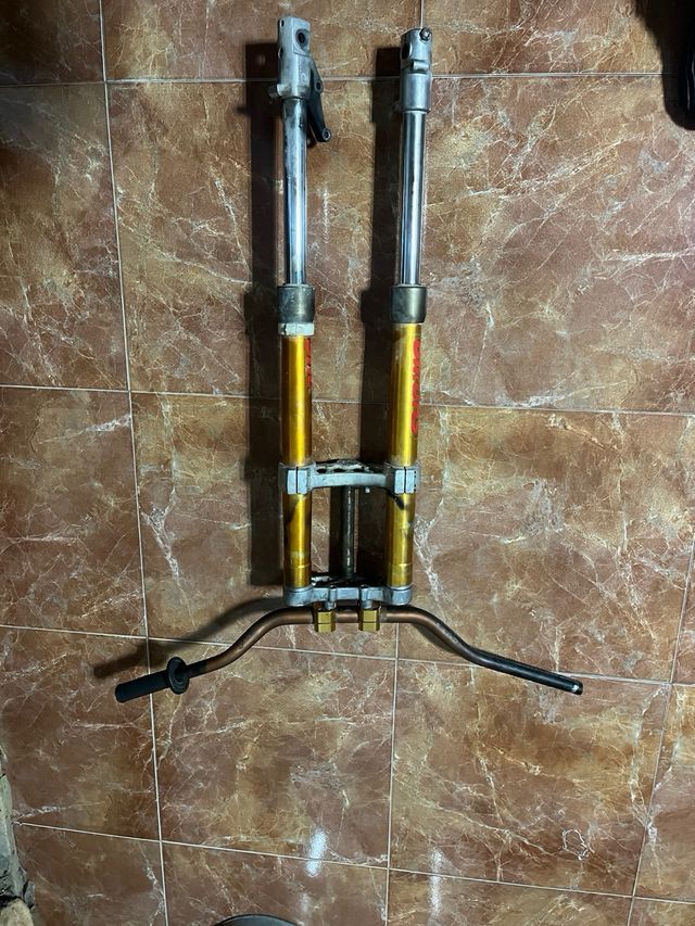 Horquillas invertidas Showa con manillar