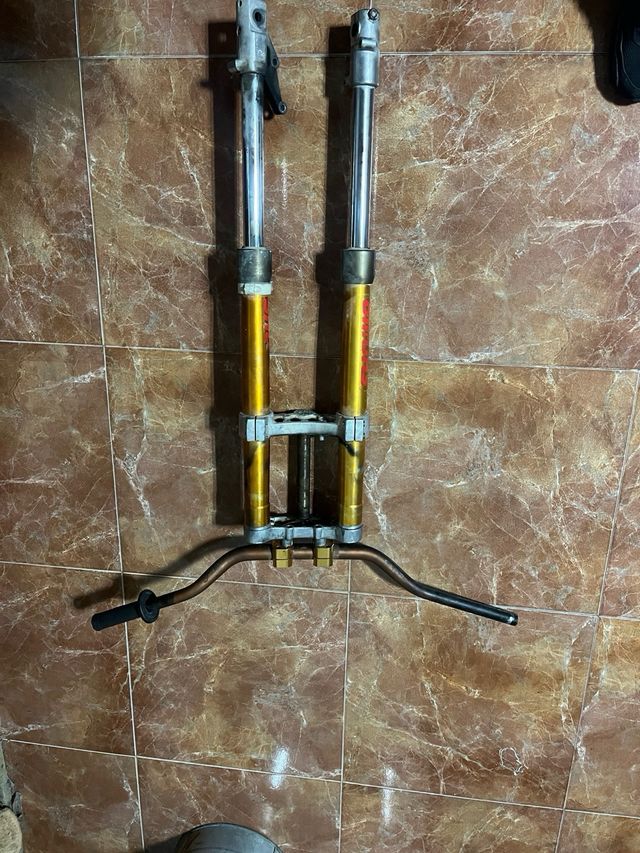 Horquillas invertidas Showa con manillar