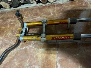 Horquillas invertidas Showa con manillar