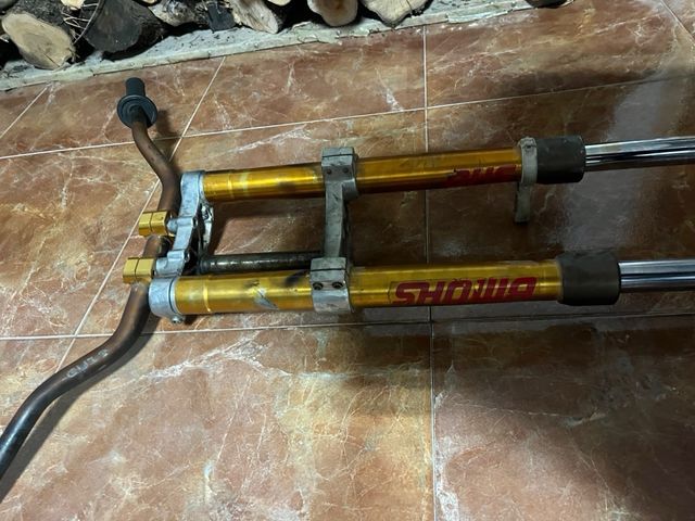 Horquillas invertidas Showa con manillar