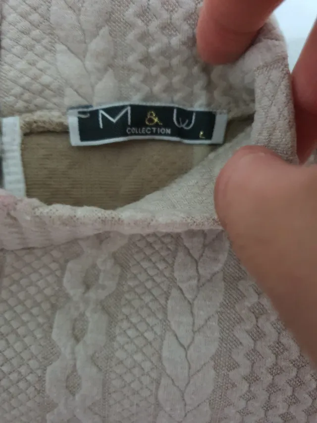 Jersey beige con camisa blanca