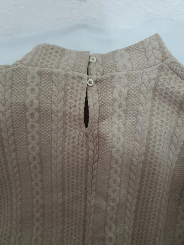 Jersey beige con camisa blanca