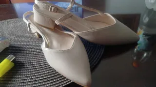 Zapatos beige de tacón bajo