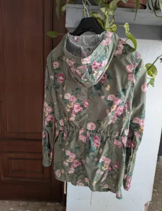 Cortavientos verde militar con flores
