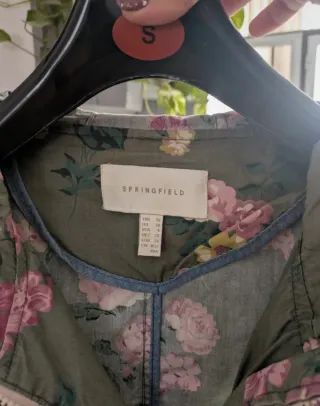 Cortavientos verde militar con flores