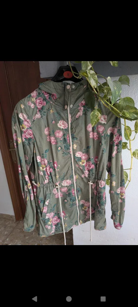 Cortavientos verde militar con flores