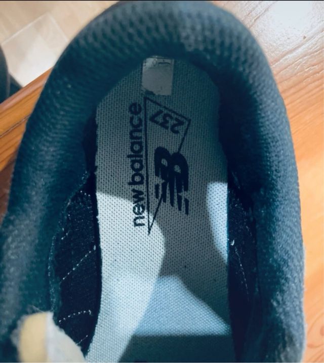 New Balance 237 Negras Plata