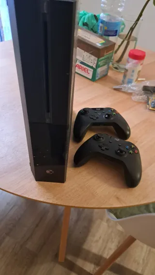 Xbox One Negra + 2 Mandos