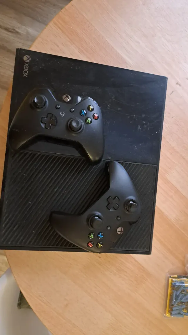 Xbox One Negra + 2 Mandos