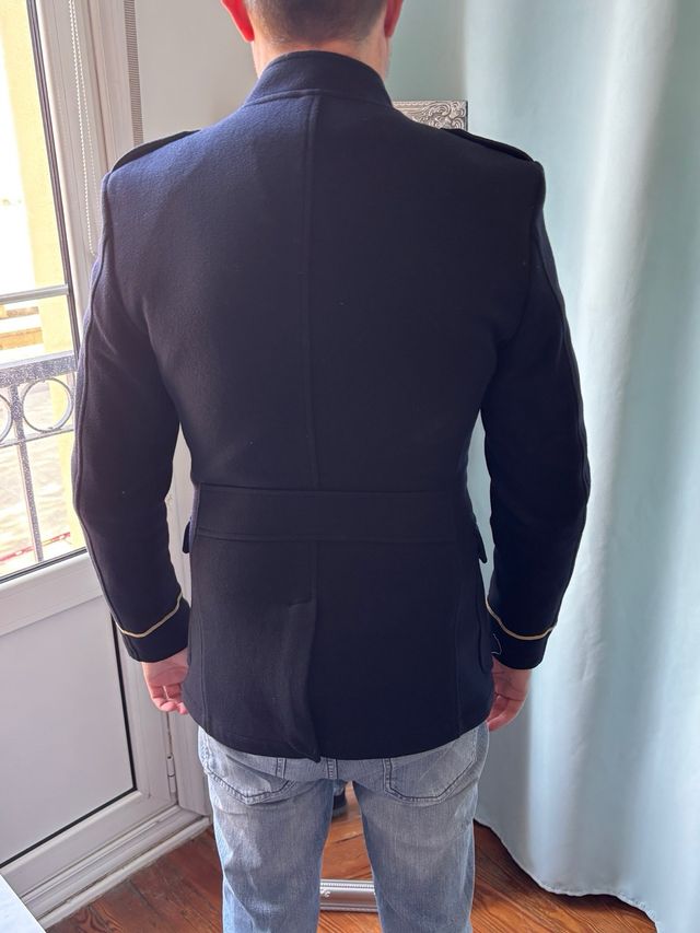 Chaqueta Zara militar azul y dorada