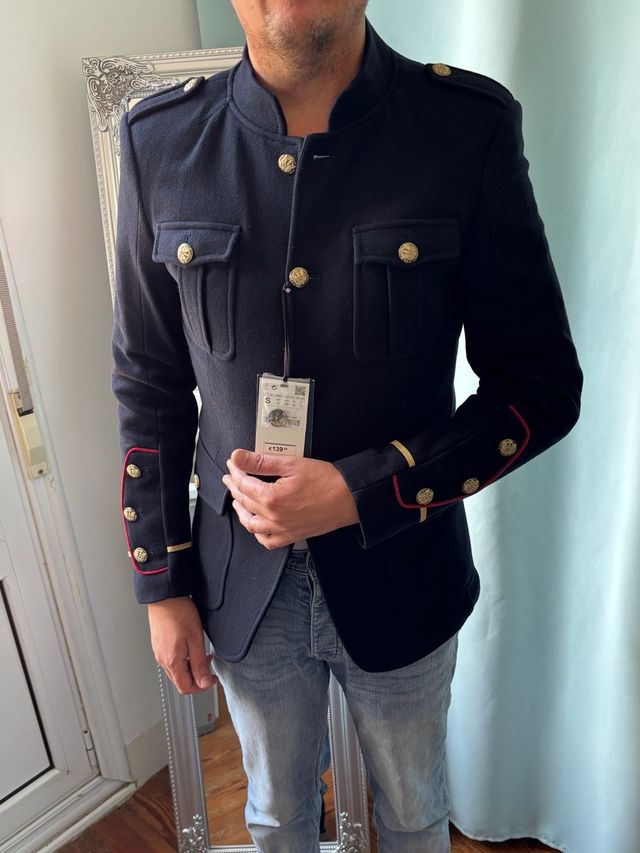 Chaqueta Zara militar azul y dorada