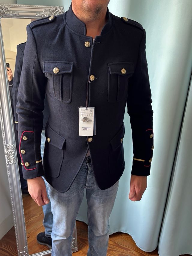 Chaqueta Zara militar azul y dorada