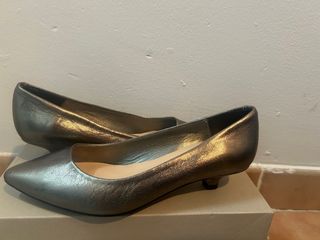Zapatos tacón bajo dorados/plateados talla 37