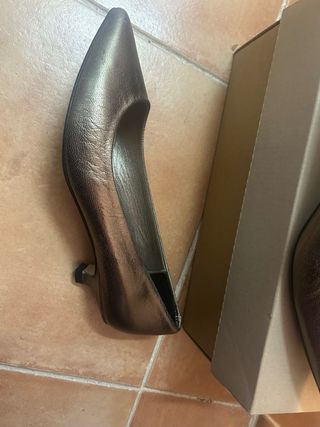Zapatos tacón bajo dorados/plateados talla 37