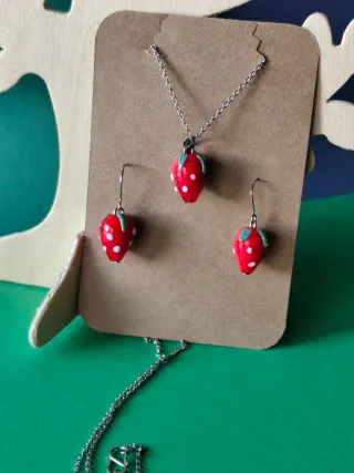 Conjunto collar y pendientes fresa
