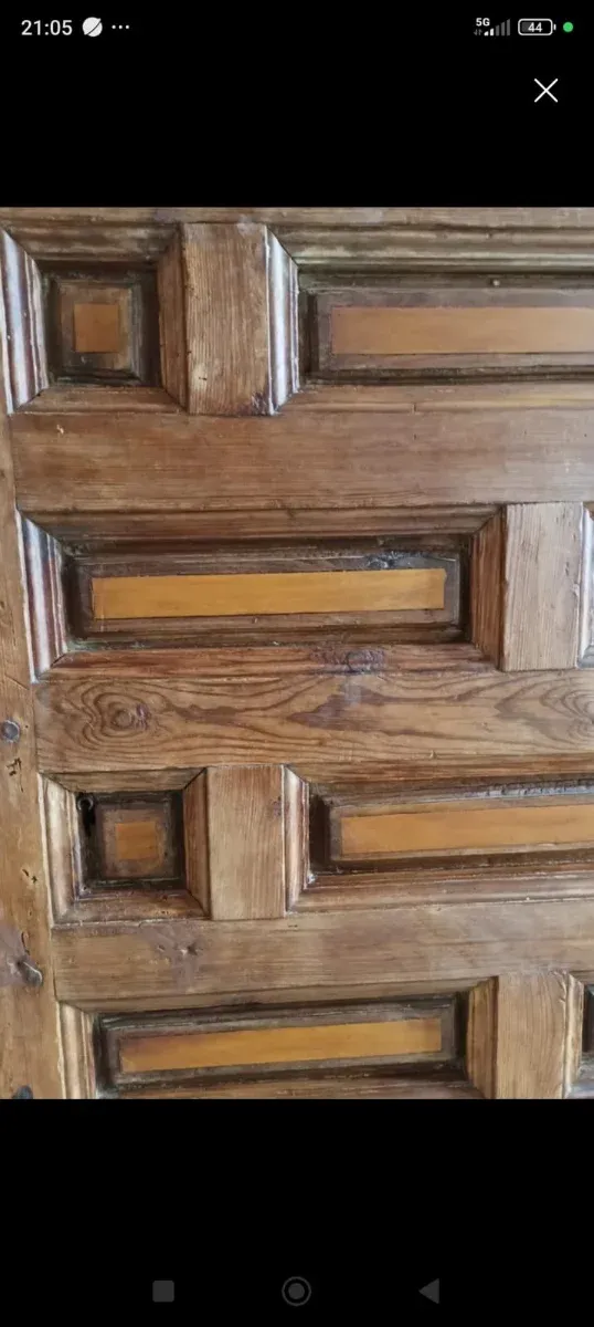 Puerta antigua de madera tallada con marquetería