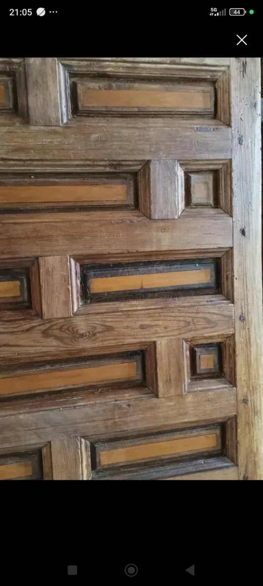 Puerta antigua de madera tallada con marquetería
