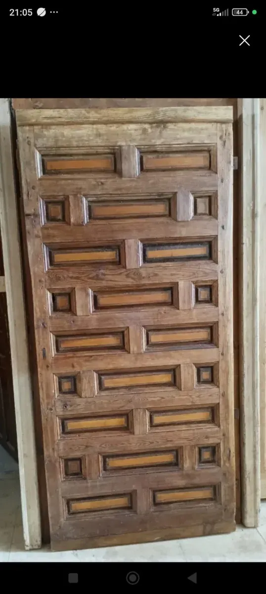 Puerta antigua de madera tallada con marquetería