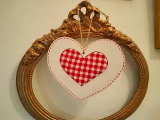 6 Corazónes decorativos de madera en  blanco y roj