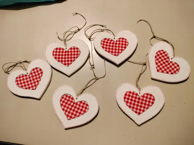 6 Corazónes decorativos de madera en  blanco y roj