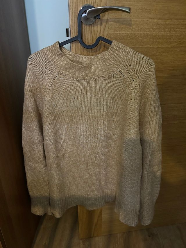 Jersey beige y gris de punto