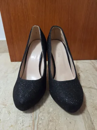 Zapatos de tacón negros brillantes