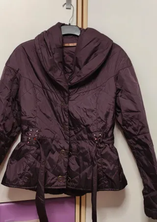 Chaqueta morada acolchada cinturón. Marca Muchacha