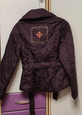 Chaqueta morada acolchada cinturón. Marca Muchacha