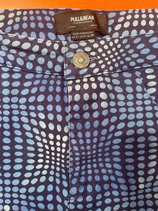 Pantalón elástico tipo vaquero estampado