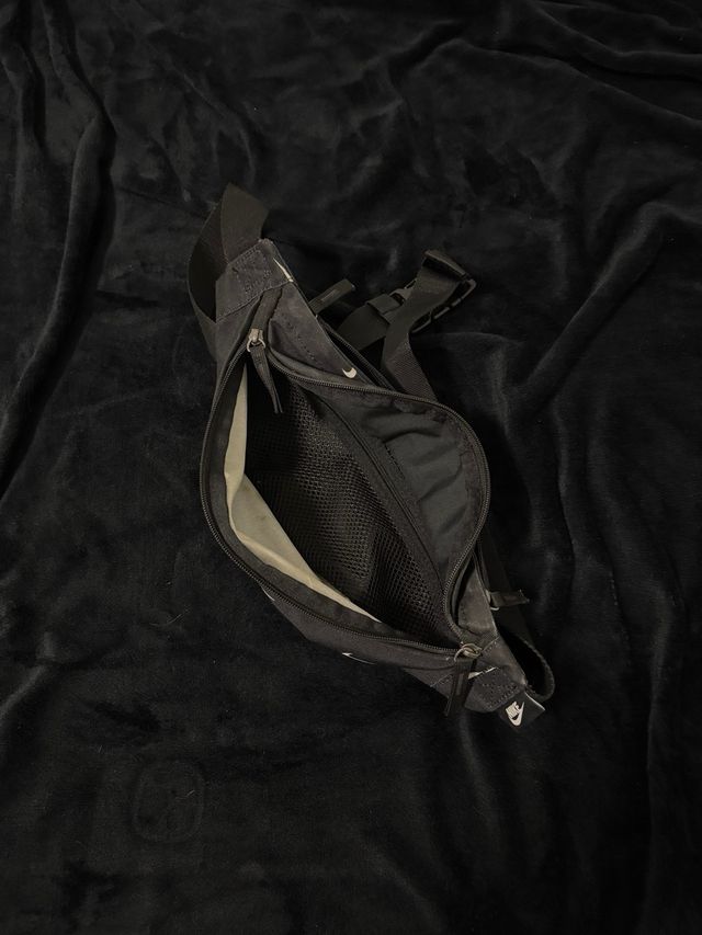 Riñonera Nike Negra y Blanca