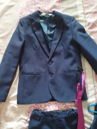 Traje de niño azul con corbata fucsia