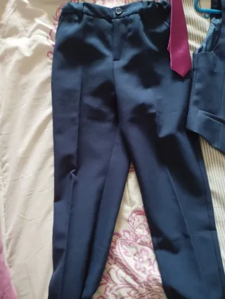 Traje de niño azul con corbata fucsia