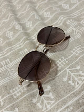 Gafas de sol doradas y marrones