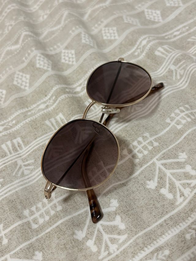 Gafas de sol doradas y marrones