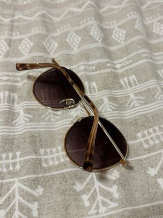 Gafas de sol doradas y marrones