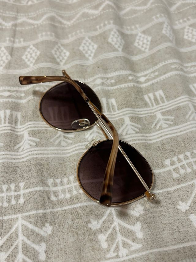 Gafas de sol doradas y marrones